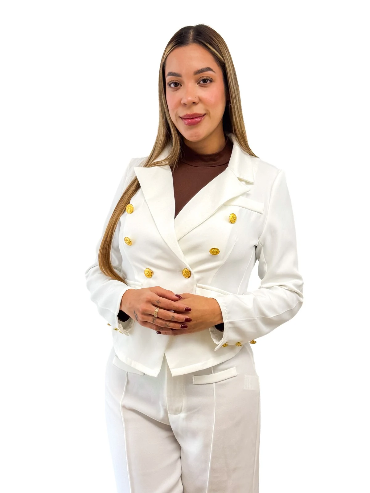 Retrato de estudio con traje blanco y botones dorados